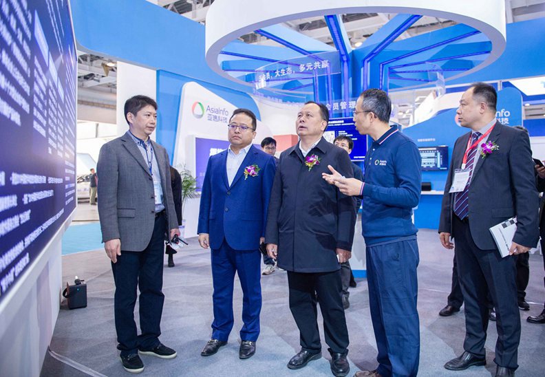 湖南省人大常委会副主任周农，工信部、交通部及湖南省、长沙市与会领导，以及当地交通行业代表和媒体等都莅临pg电子科技展区参观交流。